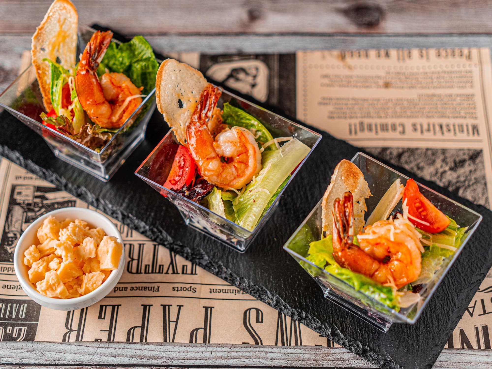 Цезарь с креветками в креманке